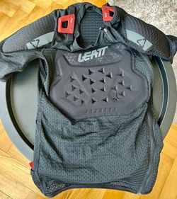 Chráničová vesta - LEATT AirFlex Stealth Body Tee