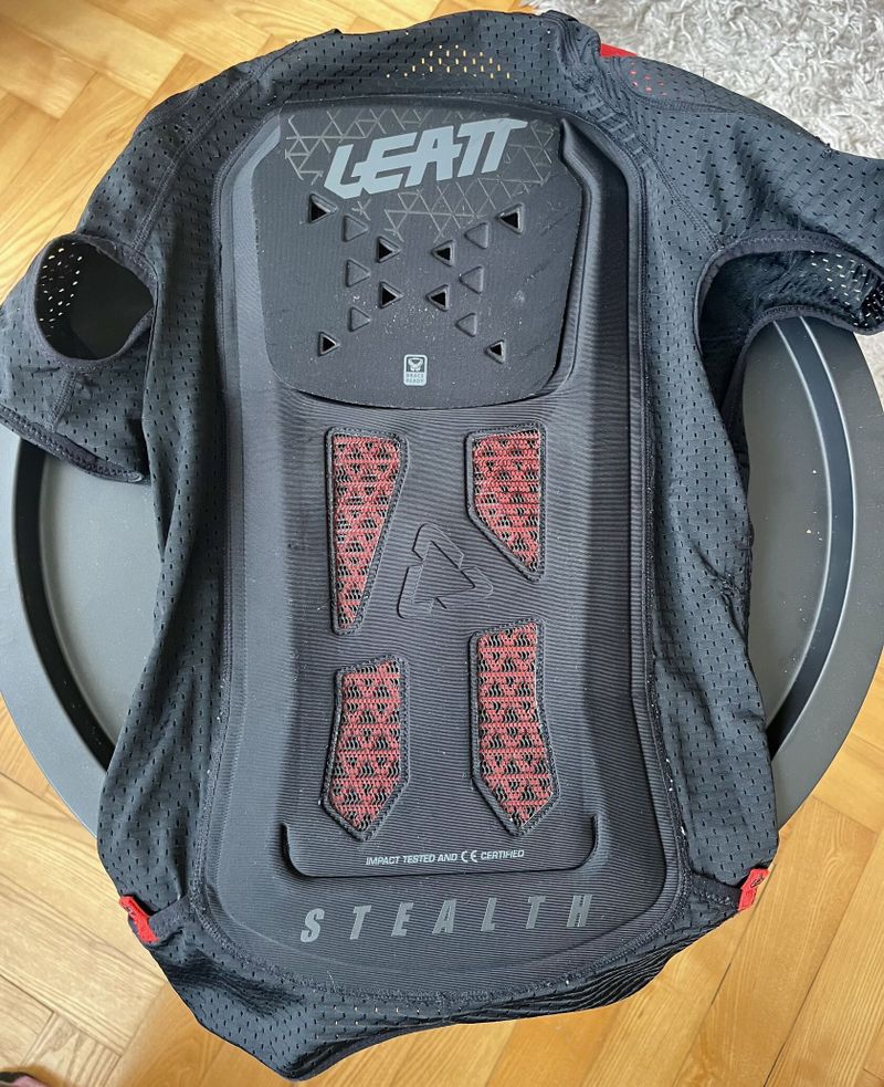 Chráničová vesta - LEATT AirFlex Stealth Body Tee