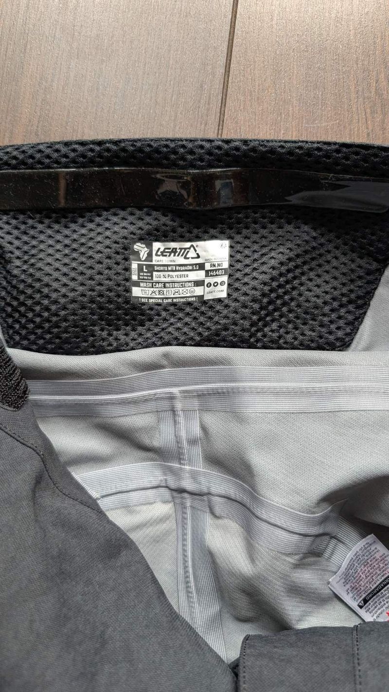 Leatt MTB HydraDri 5.0, vel. L, nepromokavé šortky, černé