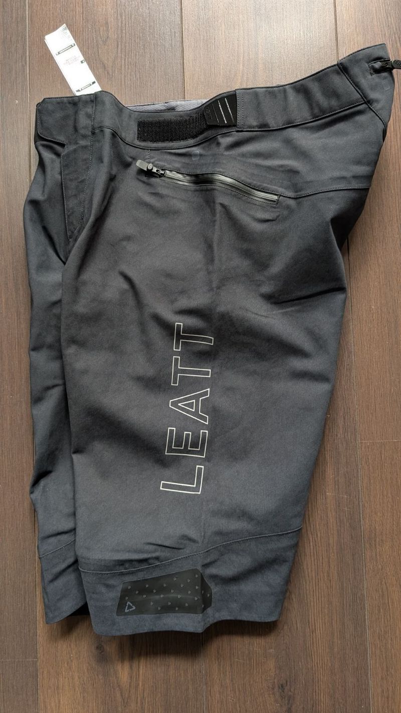 Leatt MTB HydraDri 5.0, vel. L, nepromokavé šortky, černé