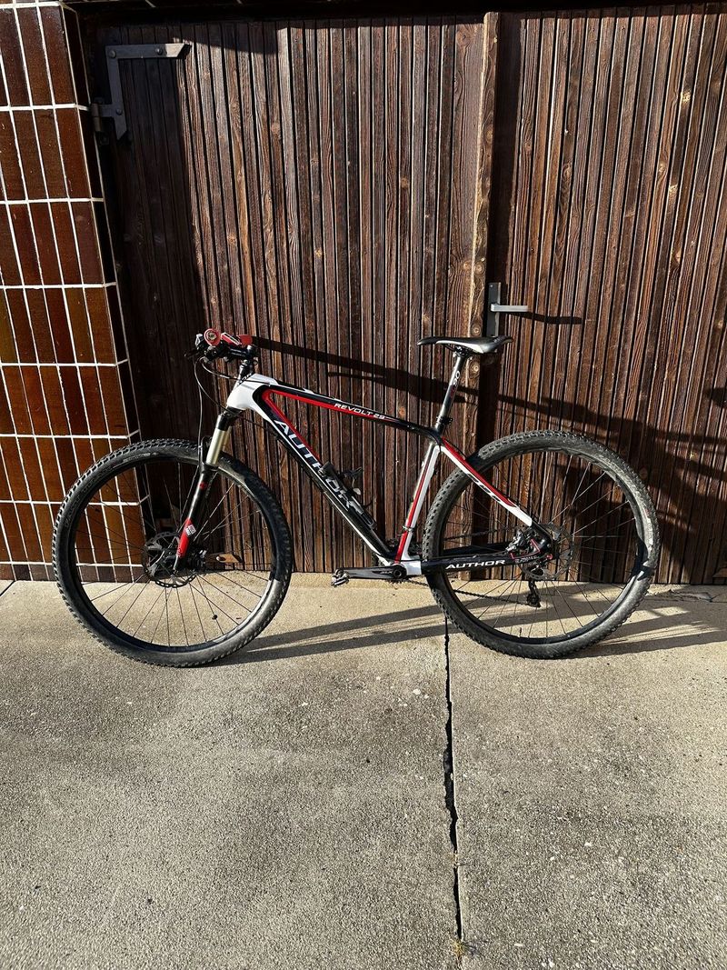 AUTHOR (29”, carbon)