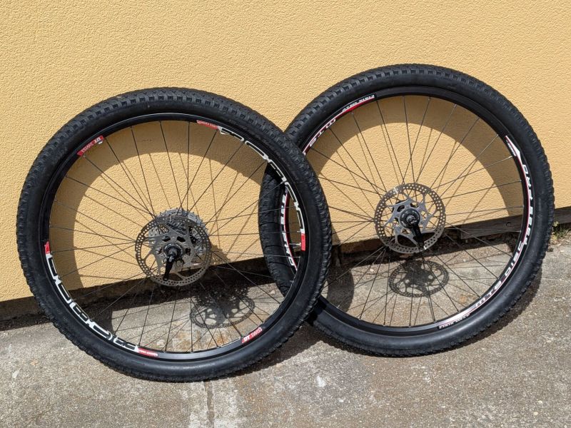 zapletená kola DT Swiss X1800 26"
