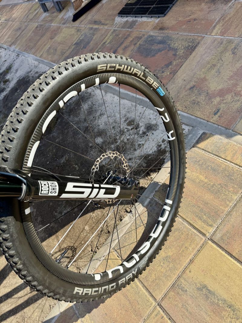 Superior XP 979 – 9,5 kg / AXS / karbon kola / wattmetr / SID Ultimate 2024