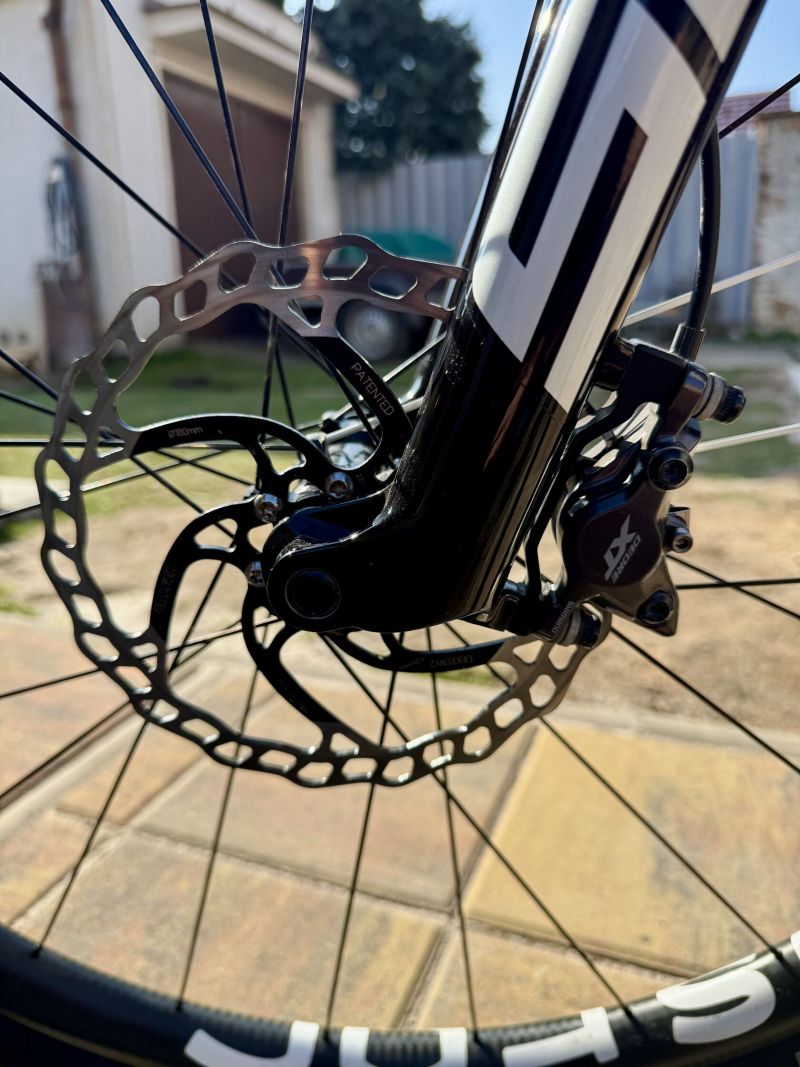 Superior XP 979 – 9,5 kg / AXS / karbon kola / wattmetr / SID Ultimate 2024