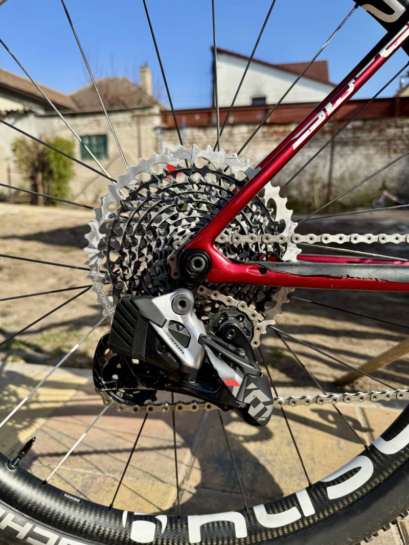 Superior XP 979 – 9,5 kg / AXS / karbon kola / wattmetr / SID Ultimate 2024