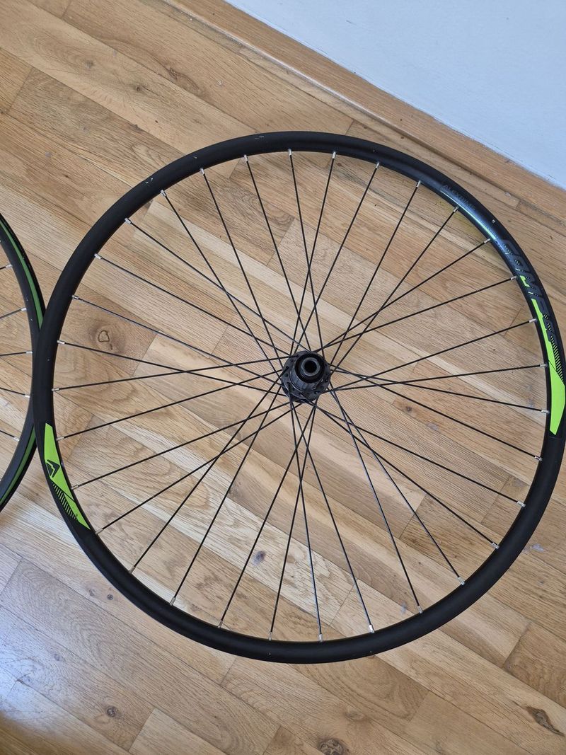 Zapletene kola predni 100/15 +zadni 142/12, 