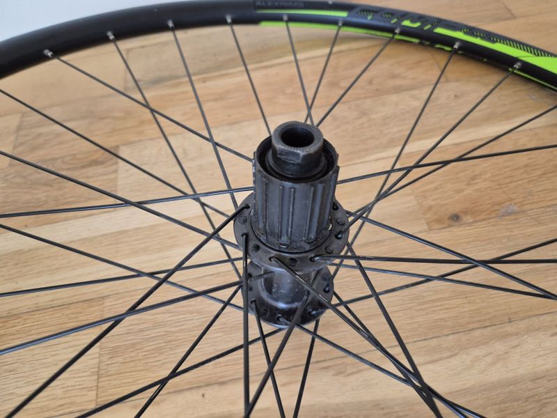 Zapletene kola predni 100/15 +zadni 142/12, 