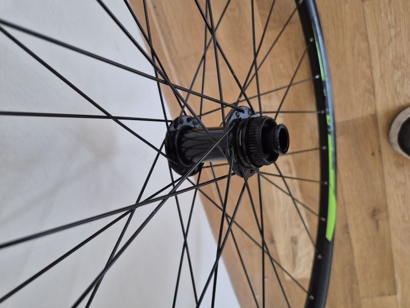 Zapletene kola predni 100/15 +zadni 142/12, 