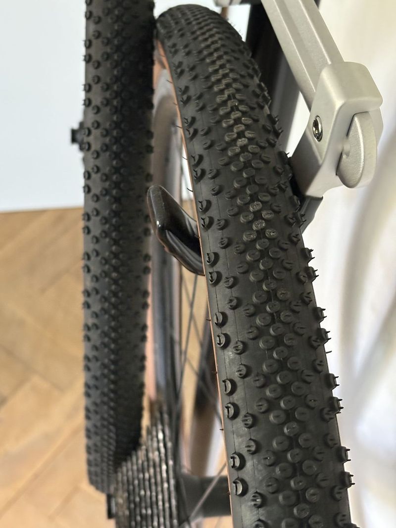 Prodám zapletená kola DT Swiss GRAVEL LN, včetně plášťů