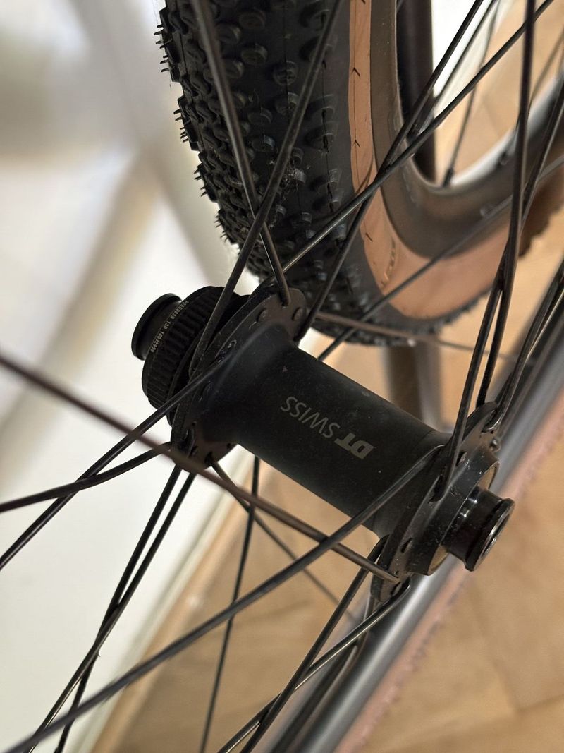 Prodám zapletená kola DT Swiss GRAVEL LN, včetně plášťů