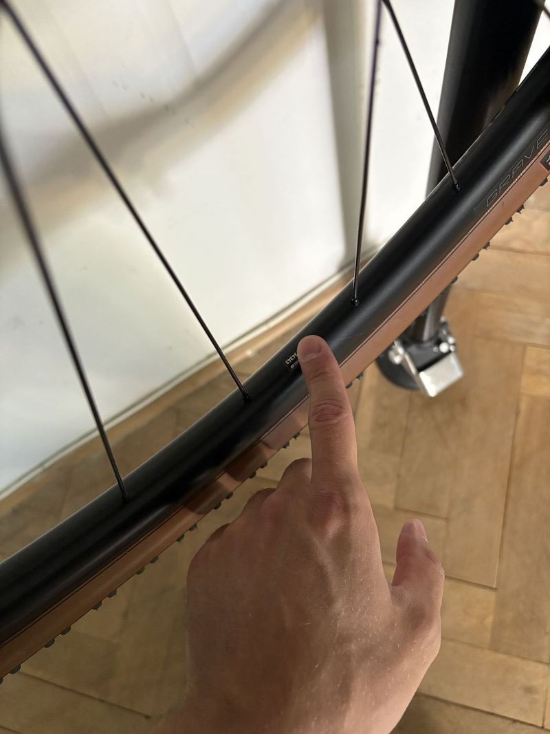 Prodám zapletená kola DT Swiss GRAVEL LN, včetně plášťů
