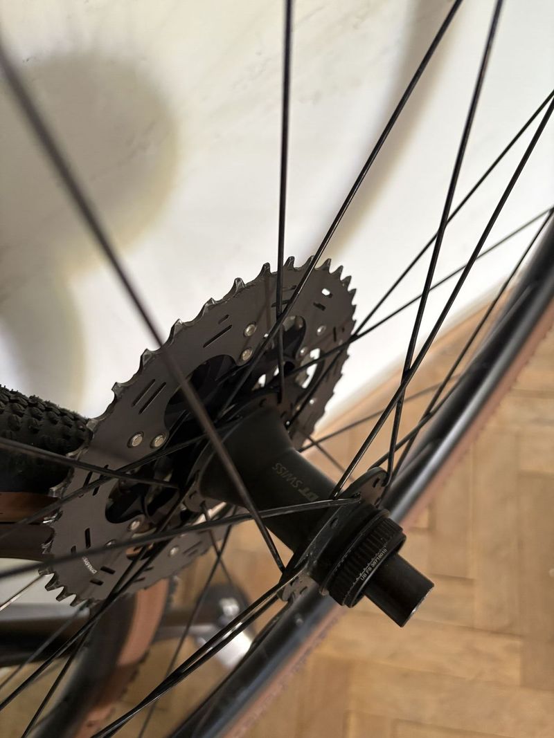 Prodám zapletená kola DT Swiss GRAVEL LN, včetně plášťů