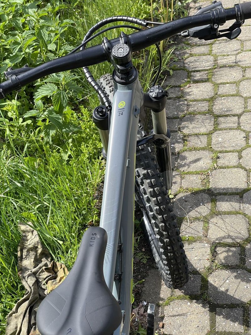 Kona Process 24, dětské celopéro se 120mm zdvihu