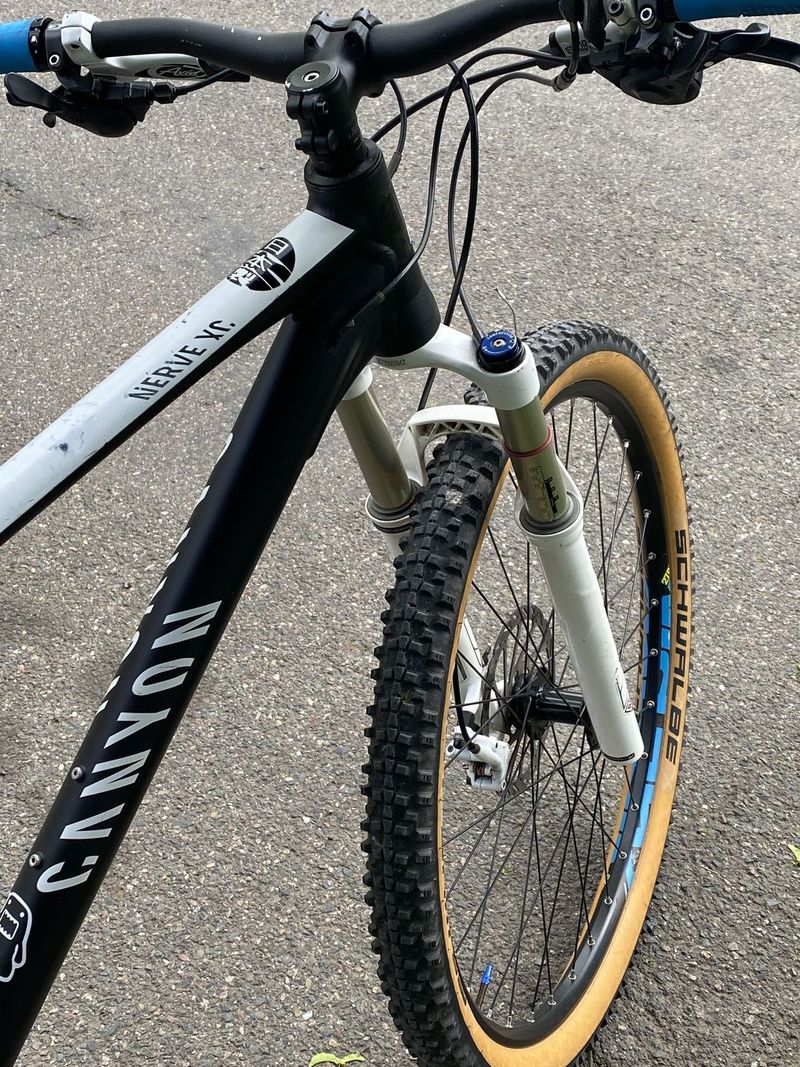 CELOODPRUŽENÉ HORSKÉ KOLO CANYON NERVE XC 27,5 RÁM M/L