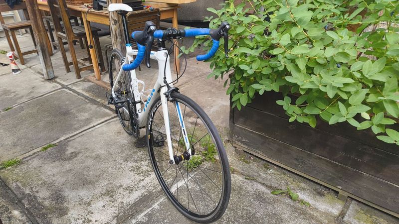 Trek Émonda SL – Velikost 56 cm, karbon, Tiagra, nová kola
