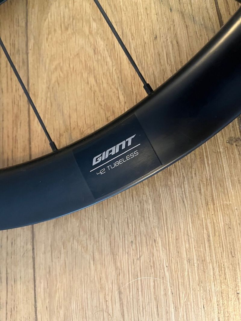 Set zapletených kol GIANT SLR 1 42 DB HOOKLESS, centerlock, Shimano
