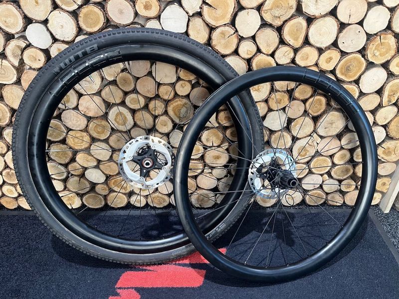 Zapletena karbonová gravel kola LEEZE, centerlock, ořech Shimano