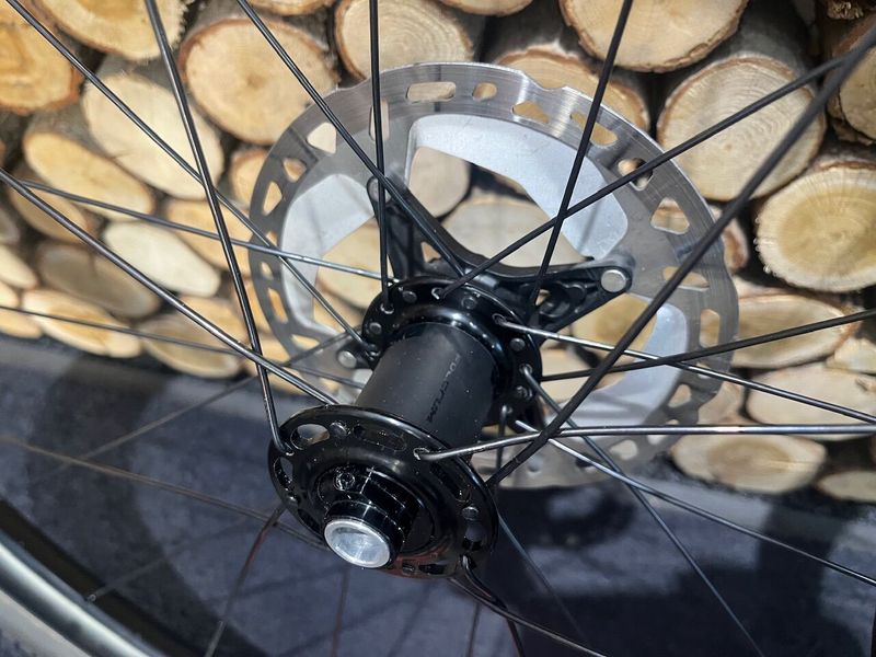 Zapletena karbonová gravel kola LEEZE, centerlock, ořech Shimano