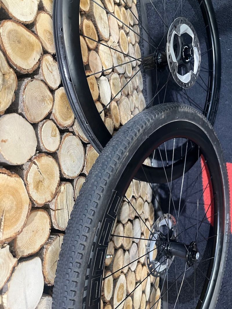 Zapletena karbonová gravel kola LEEZE, centerlock, ořech Shimano