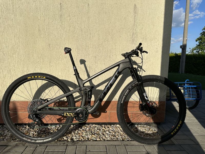Celoodpružené horské kolo Trek Top Fuel 9.8 XT - matte raw carbon, vel. M, 2023