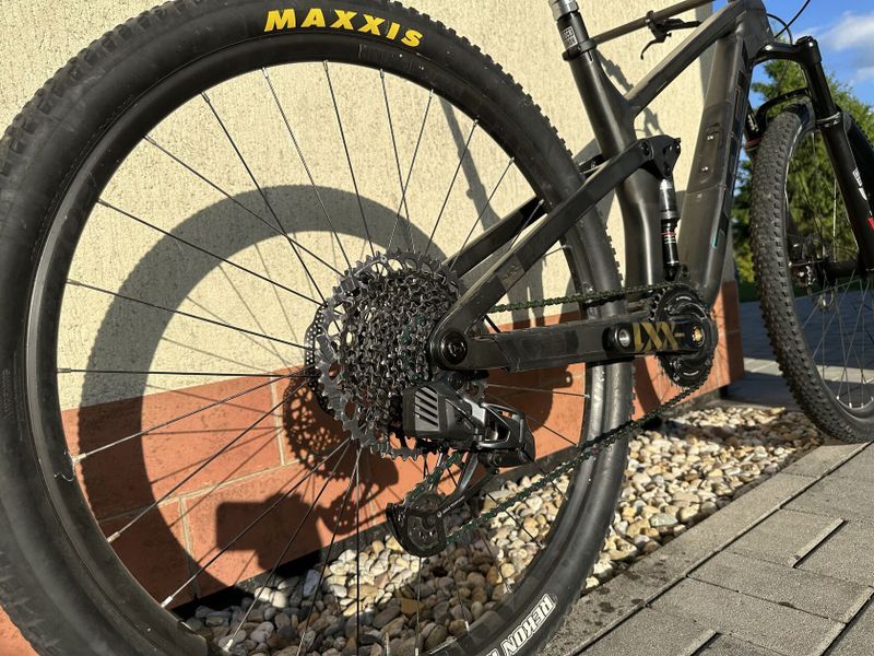 Celoodpružené horské kolo Trek Top Fuel 9.8 XT - matte raw carbon, vel. M, 2023