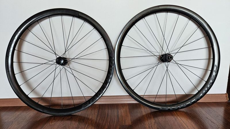 Silniční kola Bontrager Aeolus RSL 37 TLR pro kotoučové brzdy