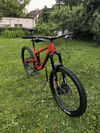 Santa Cruz Nomad 4 C S (2020) – hobby enduro, málo jeté.