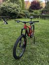 Santa Cruz Nomad 4 C S (2020) – hobby enduro, málo jeté.