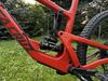 Santa Cruz Nomad 4 C S (2020) – hobby enduro, málo jeté.