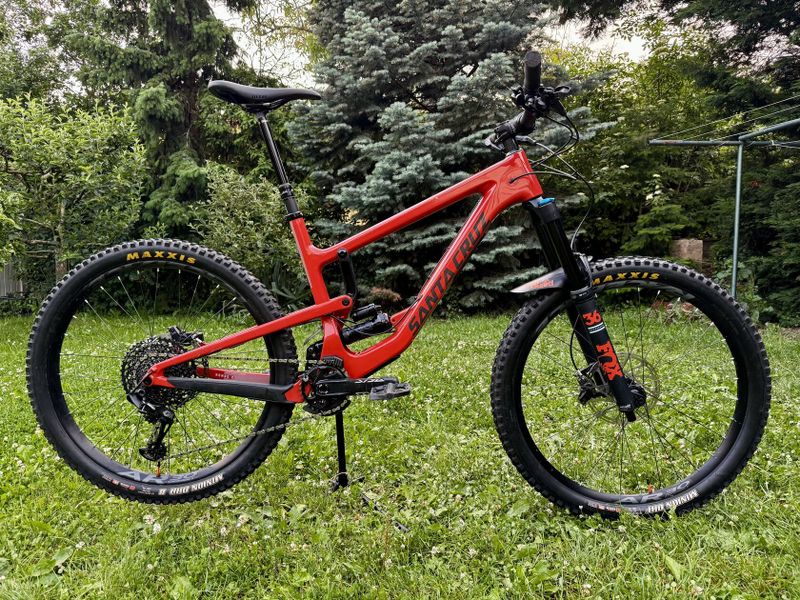 Santa Cruz Nomad 4 C S (2020) – hobby enduro, málo jeté.