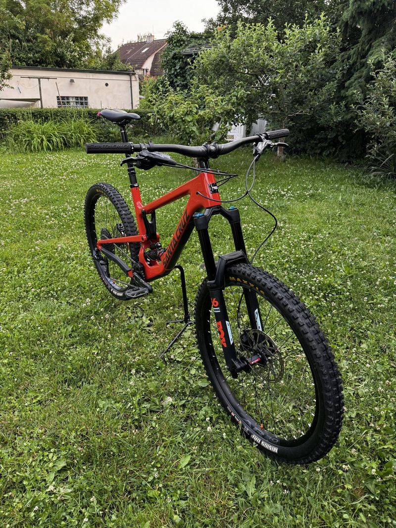 Santa Cruz Nomad 4 C S (2020) – hobby enduro, málo jeté.
