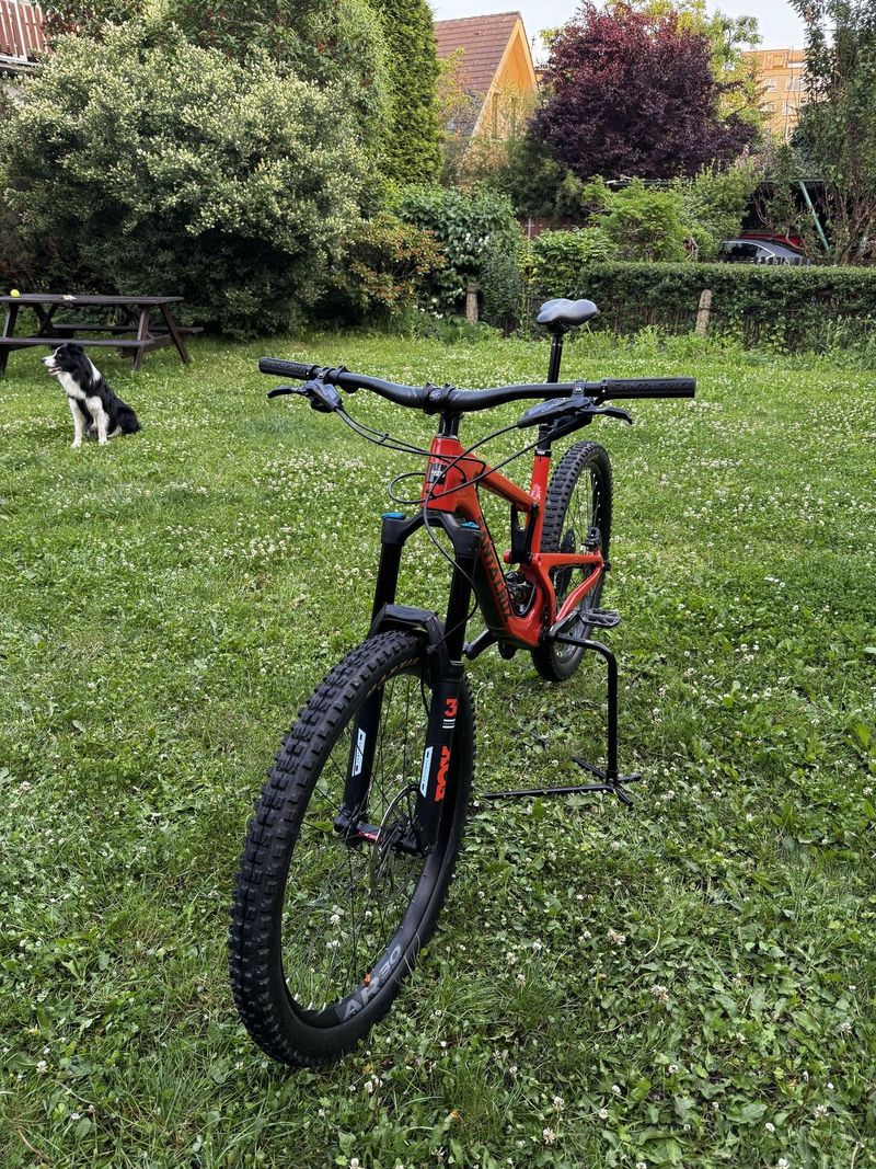 Santa Cruz Nomad 4 C S (2020) – hobby enduro, málo jeté.