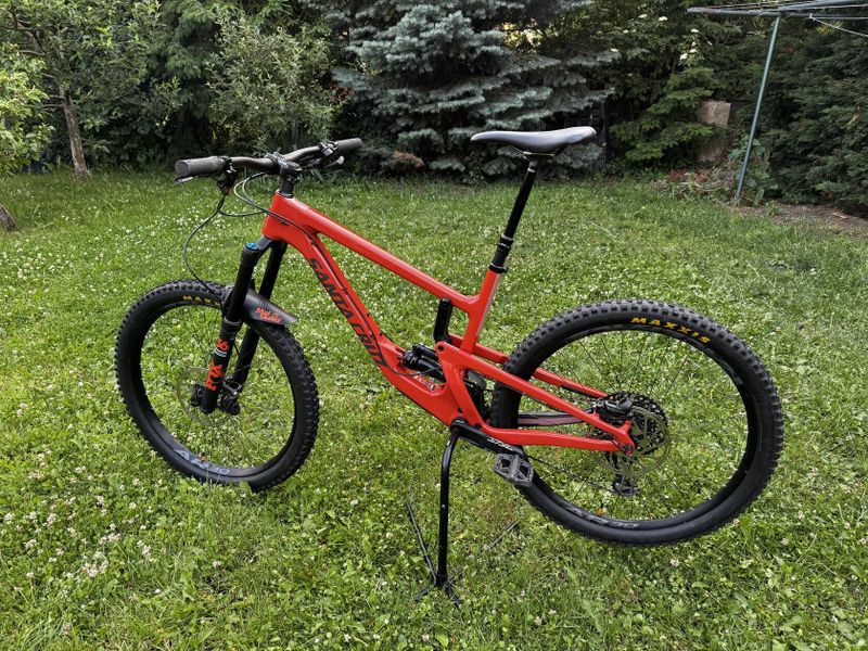Santa Cruz Nomad 4 C S (2020) – hobby enduro, málo jeté.