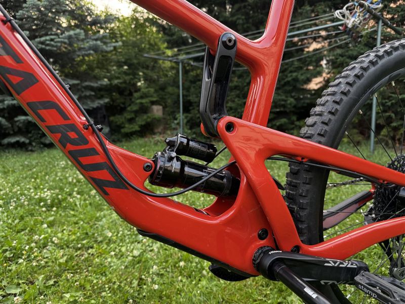 Santa Cruz Nomad 4 C S (2020) – hobby enduro, málo jeté.