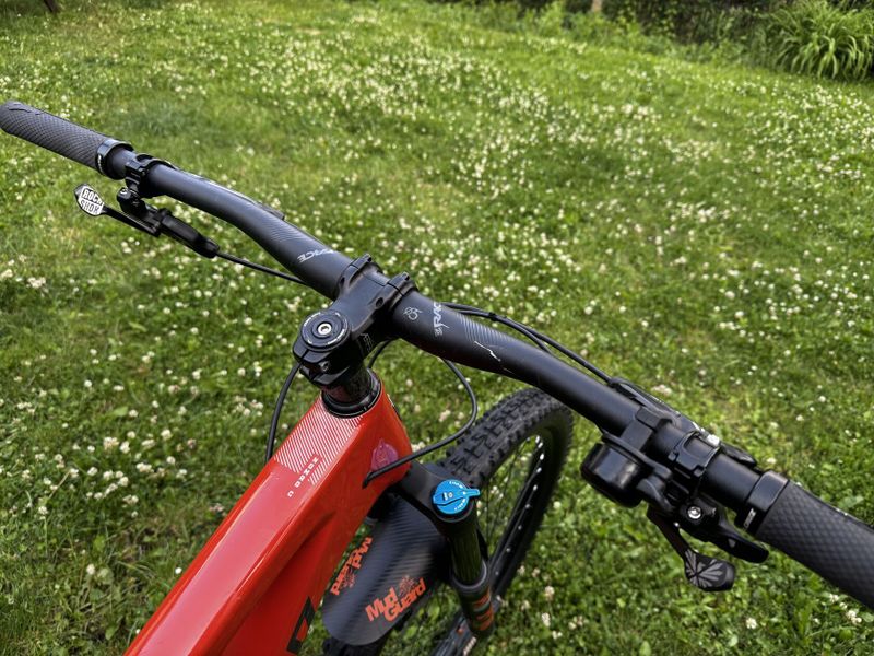 Santa Cruz Nomad 4 C S (2020) – hobby enduro, málo jeté.