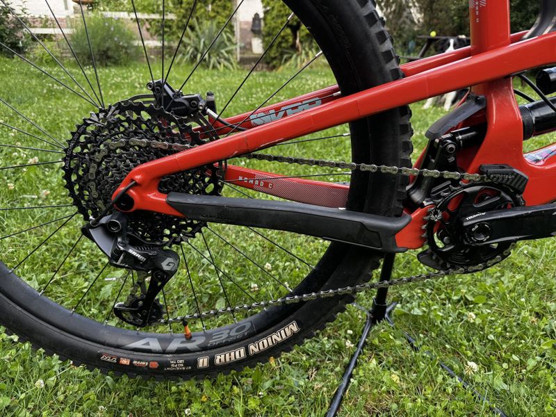 Santa Cruz Nomad 4 C S (2020) – hobby enduro, málo jeté.