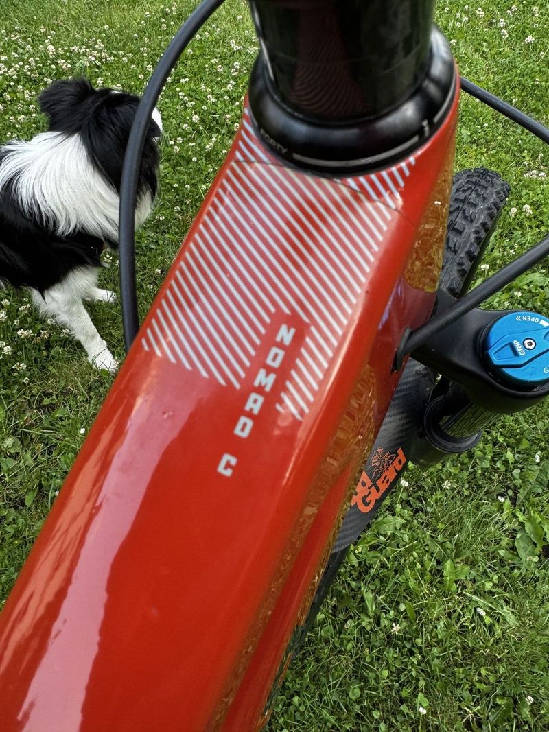 Santa Cruz Nomad 4 C S (2020) – hobby enduro, málo jeté.