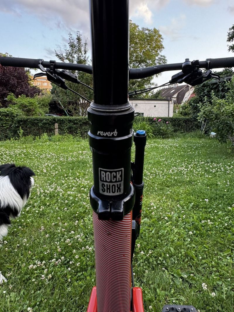 Santa Cruz Nomad 4 C S (2020) – hobby enduro, málo jeté.