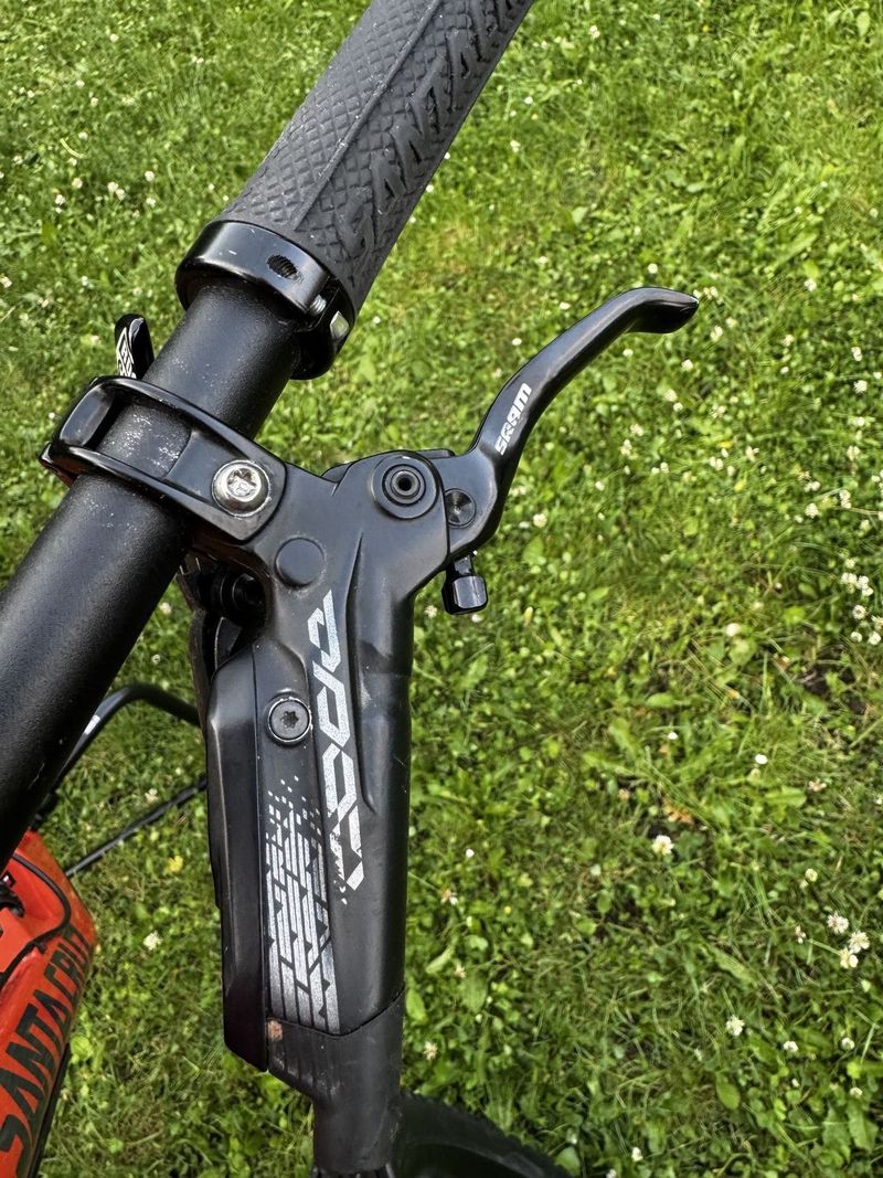 Santa Cruz Nomad 4 C S (2020) – hobby enduro, málo jeté.