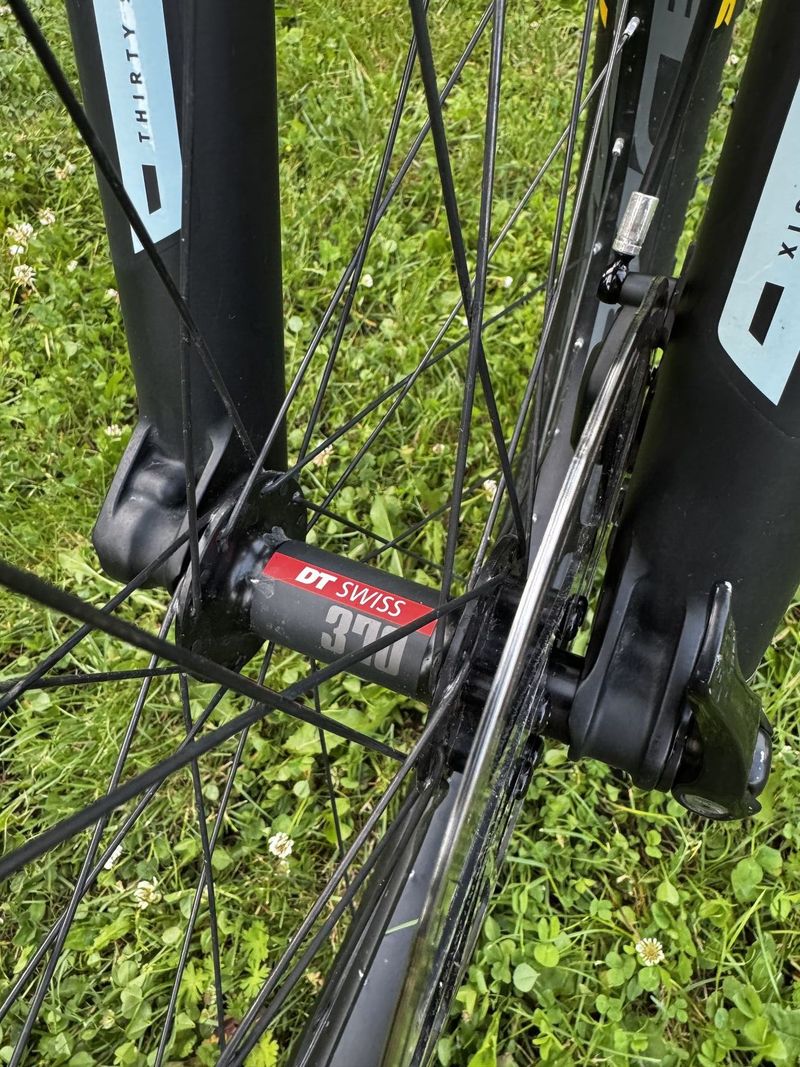 Santa Cruz Nomad 4 C S (2020) – hobby enduro, málo jeté.
