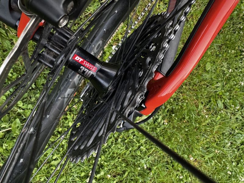 Santa Cruz Nomad 4 C S (2020) – hobby enduro, málo jeté.