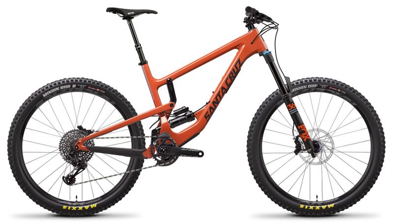 Santa Cruz Nomad 4 C S (2020) – hobby enduro, málo jeté.