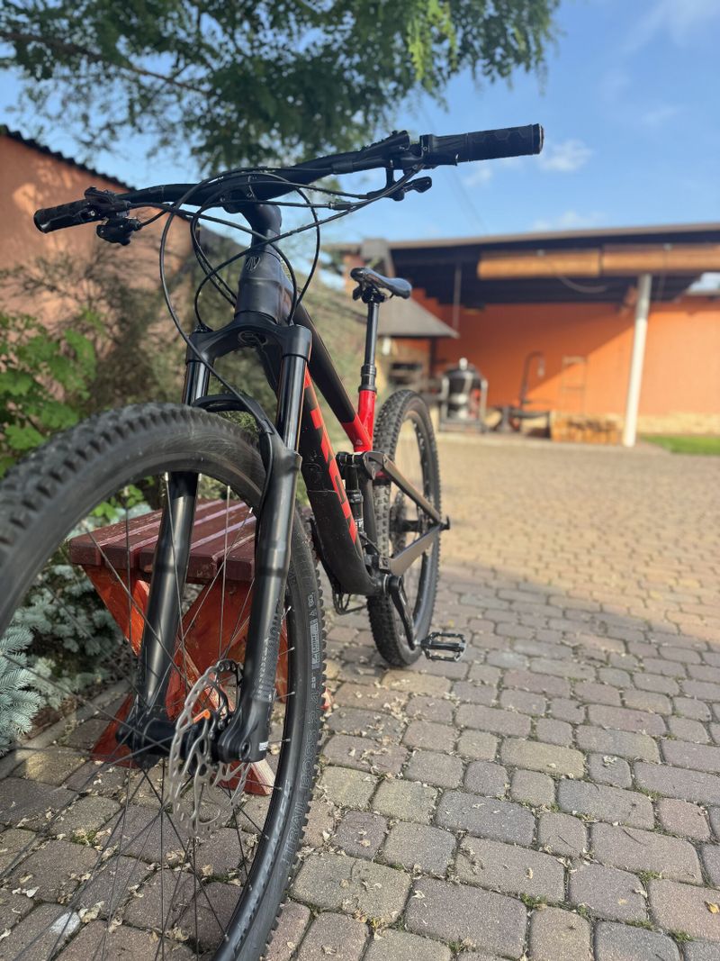 Kolo Trek model Top fuel 2020. Nová přehazovačka a brzdové kotouče. Červeno-černá barva.