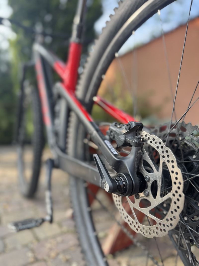 Kolo Trek model Top fuel 2020. Nová přehazovačka a brzdové kotouče. Červeno-černá barva.
