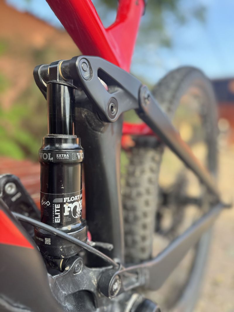 Kolo Trek model Top fuel 2020. Nová přehazovačka a brzdové kotouče. Červeno-černá barva.