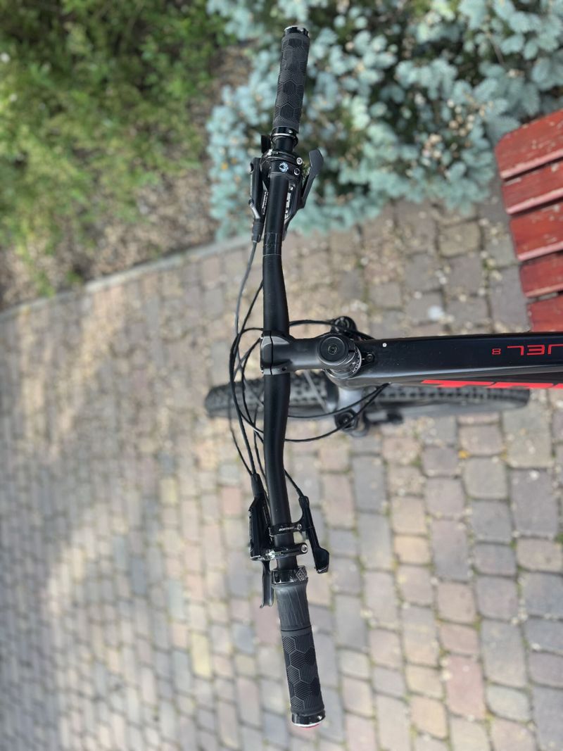 Kolo Trek model Top fuel 2020. Nová přehazovačka a brzdové kotouče. Červeno-černá barva.