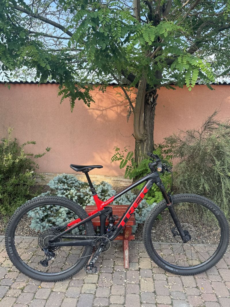 Kolo Trek model Top fuel 2020. Nová přehazovačka a brzdové kotouče. Červeno-černá barva.