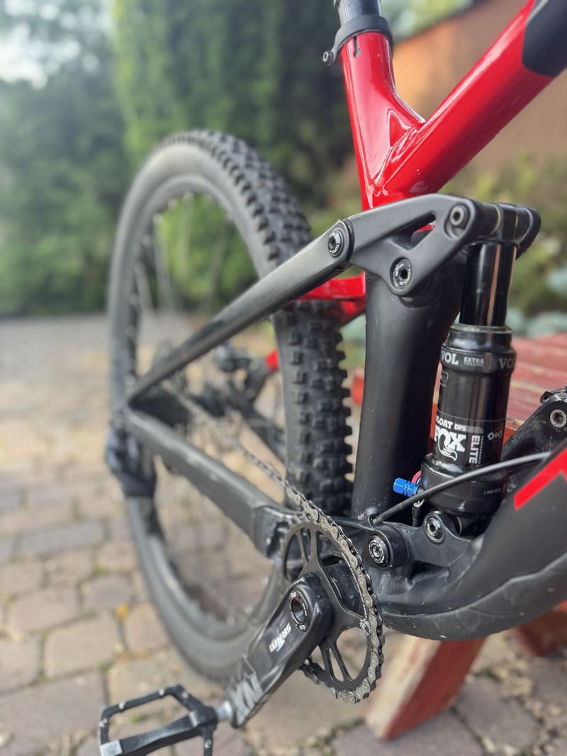 Kolo Trek model Top fuel 2020. Nová přehazovačka a brzdové kotouče. Červeno-černá barva.