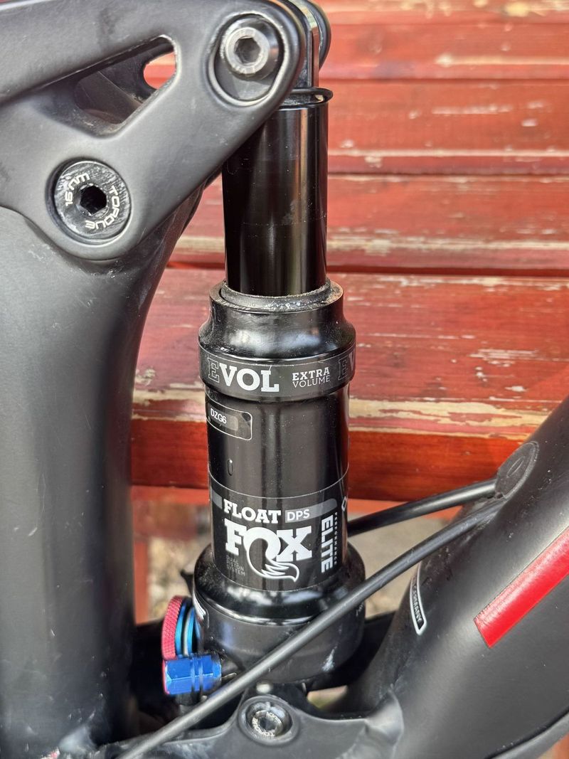 Kolo Trek model Top fuel 2020. Nová přehazovačka a brzdové kotouče. Červeno-černá barva.
