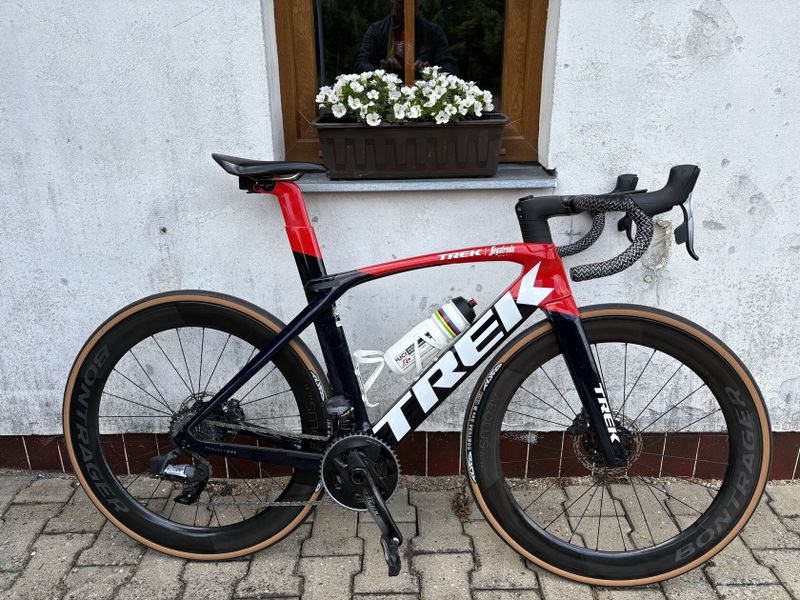 SEDLOVKA TREK MADONE SLR 160 MM X 25 MM, BARVA VIPER RED